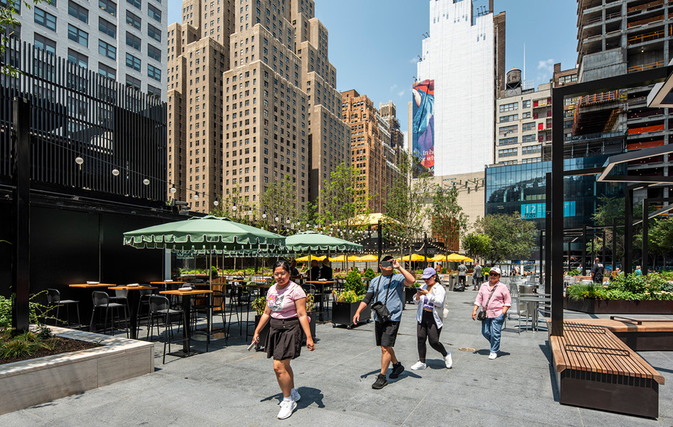 Exterior of Penn 1 on Plaza 33 - Pedestrian Courty